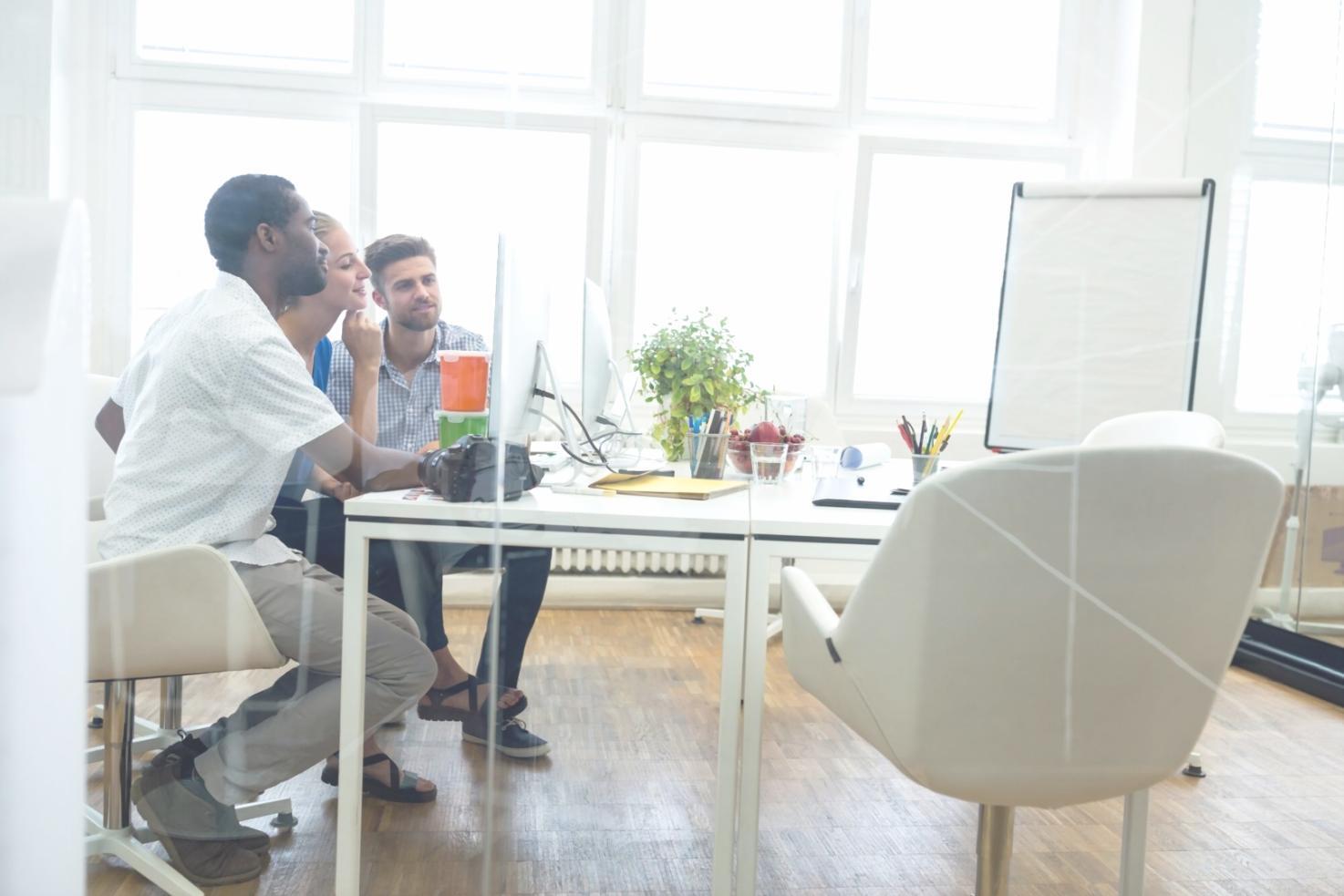Modernes Büro mit Verkaufsteam bei strategischer Besprechung
