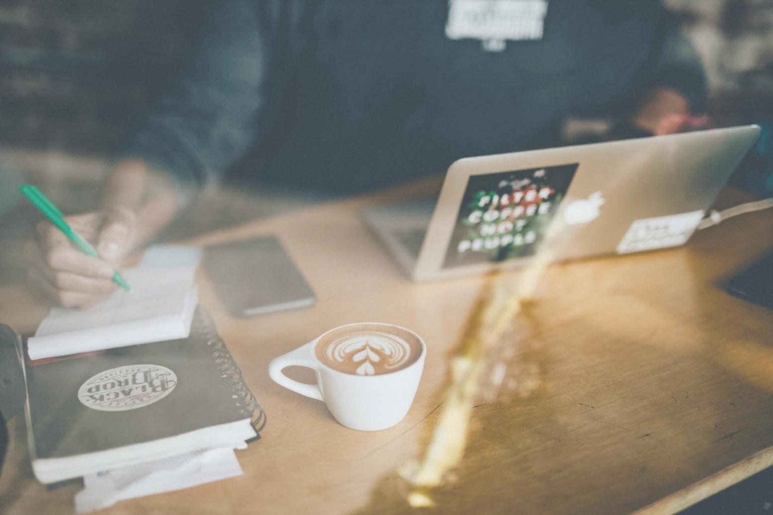 Geschäftstreffen mit Verkaufspräsentation und Teamarbeit